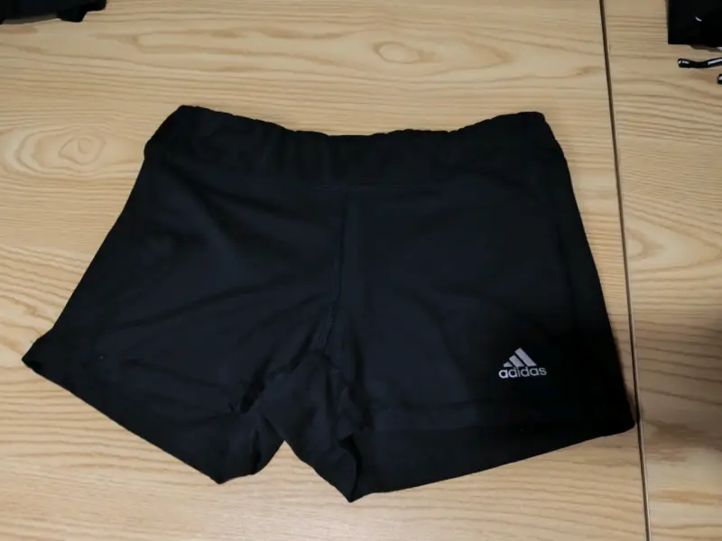 Shorts deportivos negros Adidas para mujer