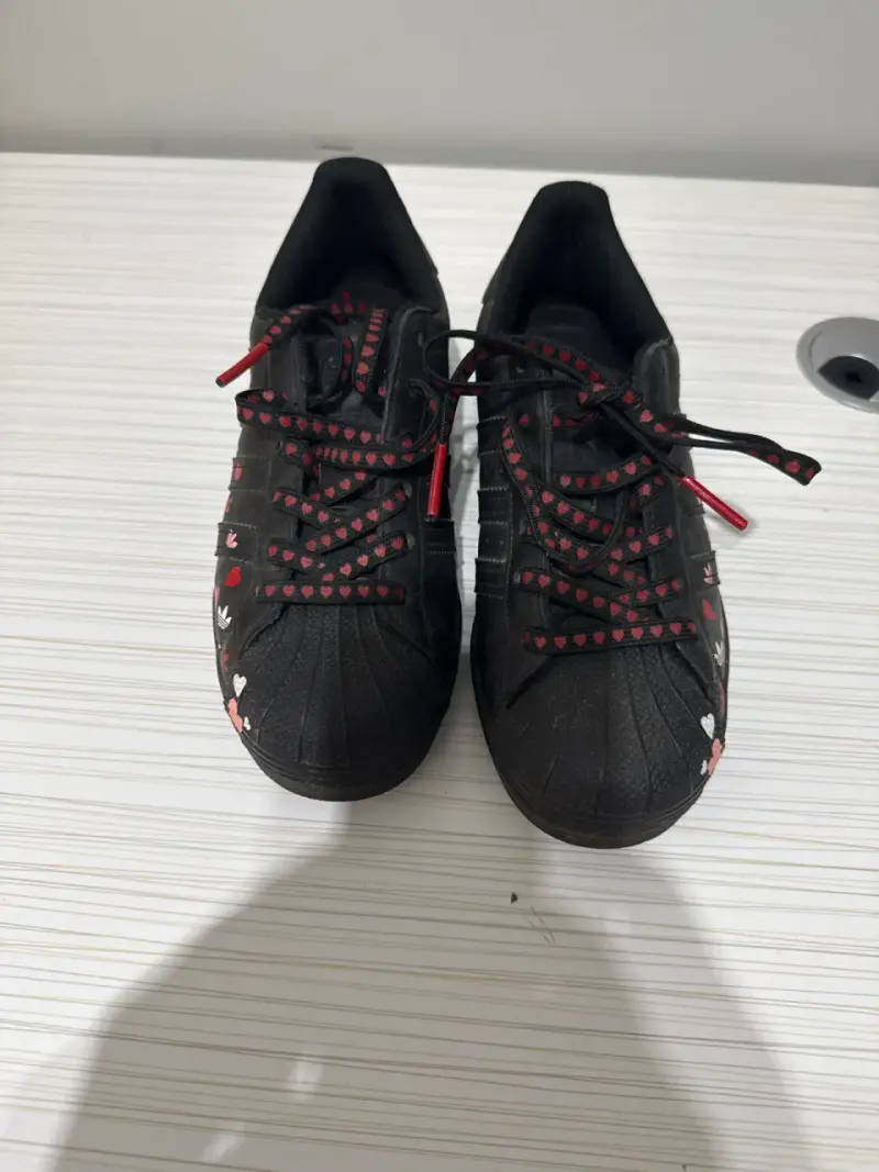 Zapatillas negras con diseño de corazones - 1