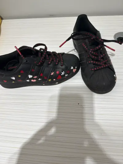 Zapatillas negras con diseño de corazones - miniatura 2