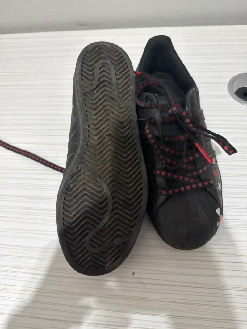 Zapatillas negras con diseño de corazones - 3