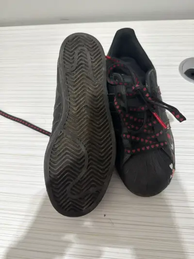 Zapatillas negras con diseño de corazones - miniatura 3