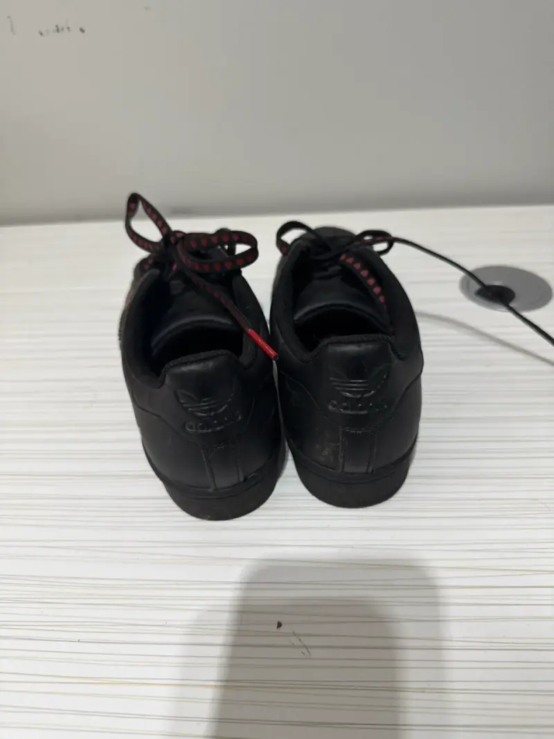 Zapatillas negras con diseño de corazones - 4
