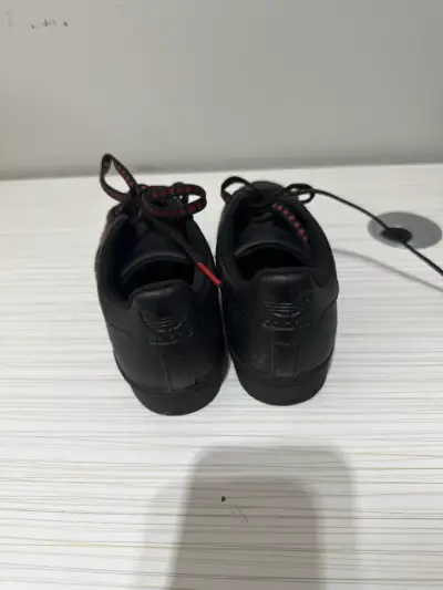 Zapatillas negras con diseño de corazones - miniatura 4