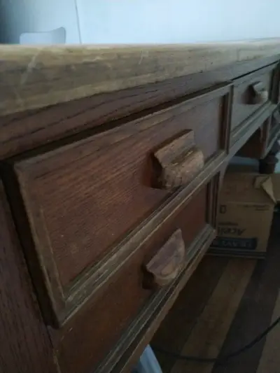 Escritorio de madera vintage con cajones - miniatura 3