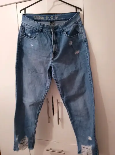 Jeans de mezclilla desgastados para mujer - miniatura 1