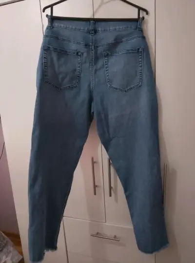 Jeans de mezclilla desgastados para mujer - miniatura 2