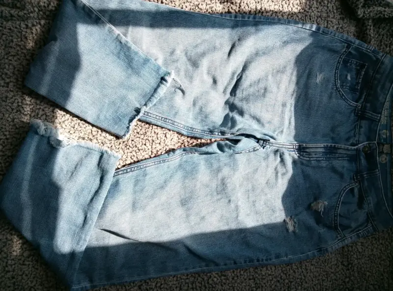 Jeans de mezclilla desgastados para mujer - 3