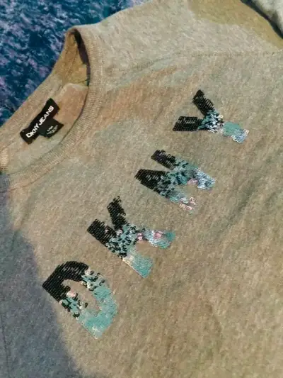 Polera DKNY gris con lentejuelas - miniatura 1