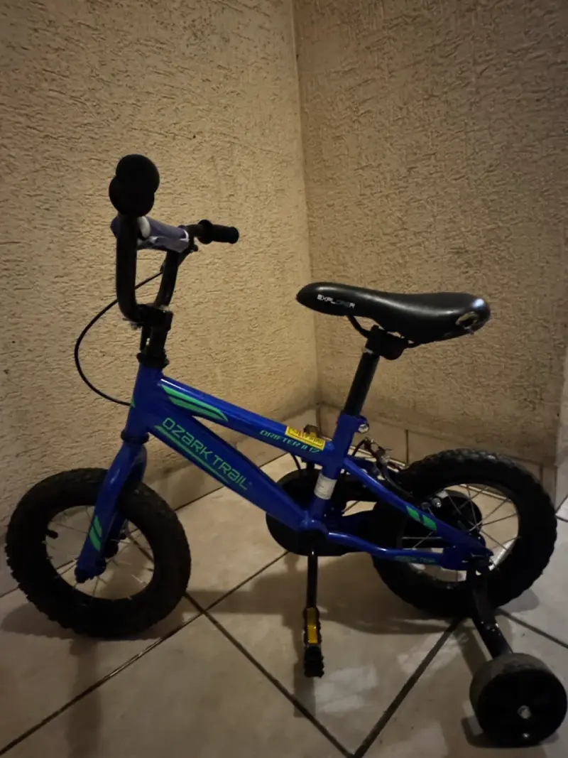Bicicleta infantil Ozark Trail azul con ruedas de apoyo - 1