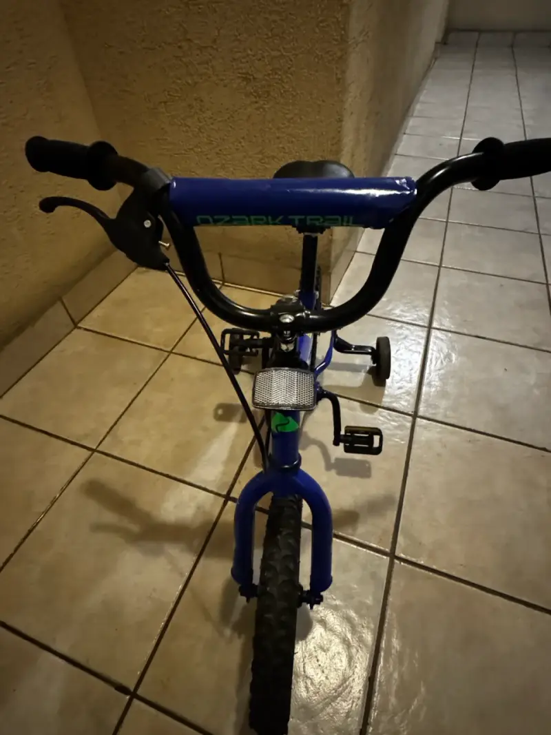 Bicicleta infantil Ozark Trail azul con ruedas de apoyo - 2