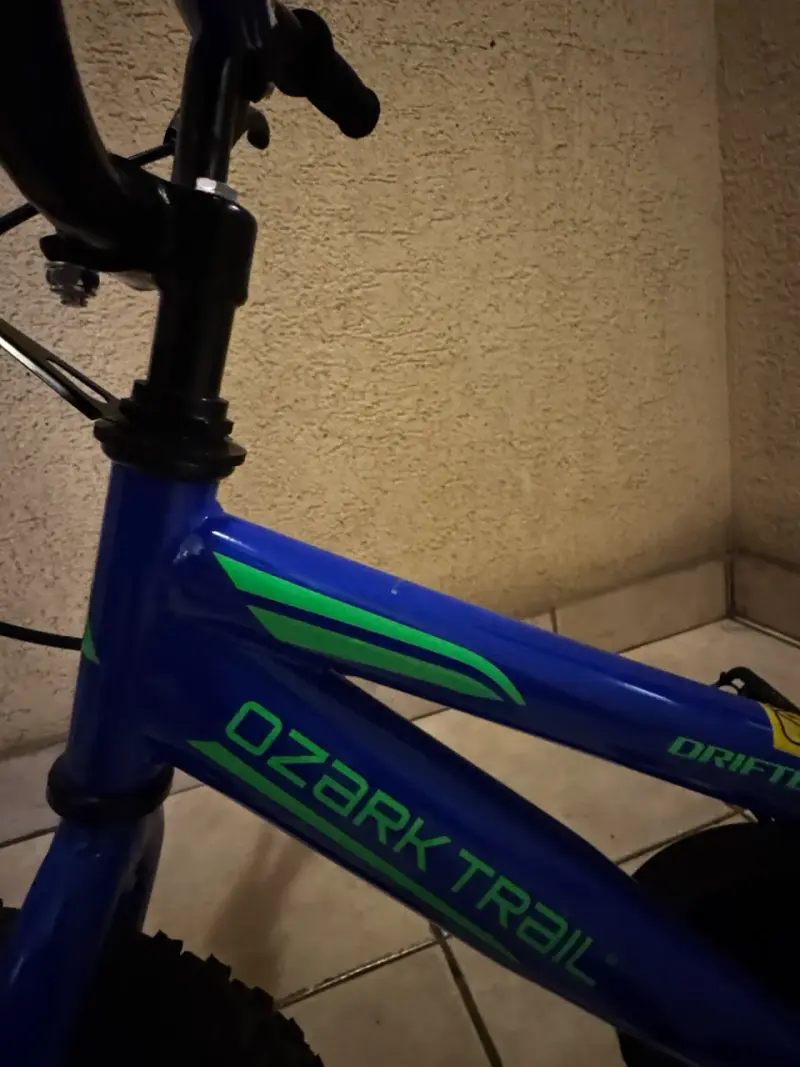 Bicicleta infantil Ozark Trail azul con ruedas de apoyo - 4