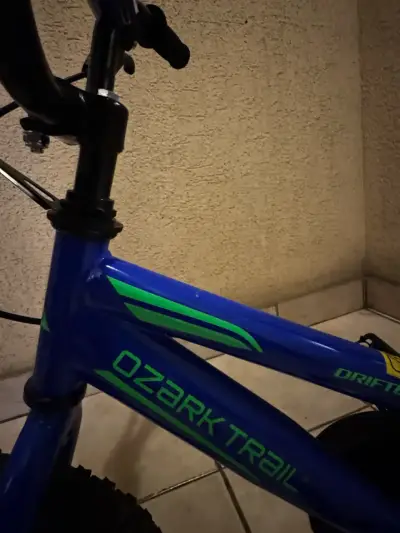 Bicicleta infantil Ozark Trail azul con ruedas de apoyo - miniatura 4