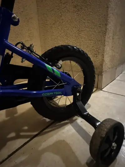 Bicicleta infantil Ozark Trail azul con ruedas de apoyo - miniatura 5