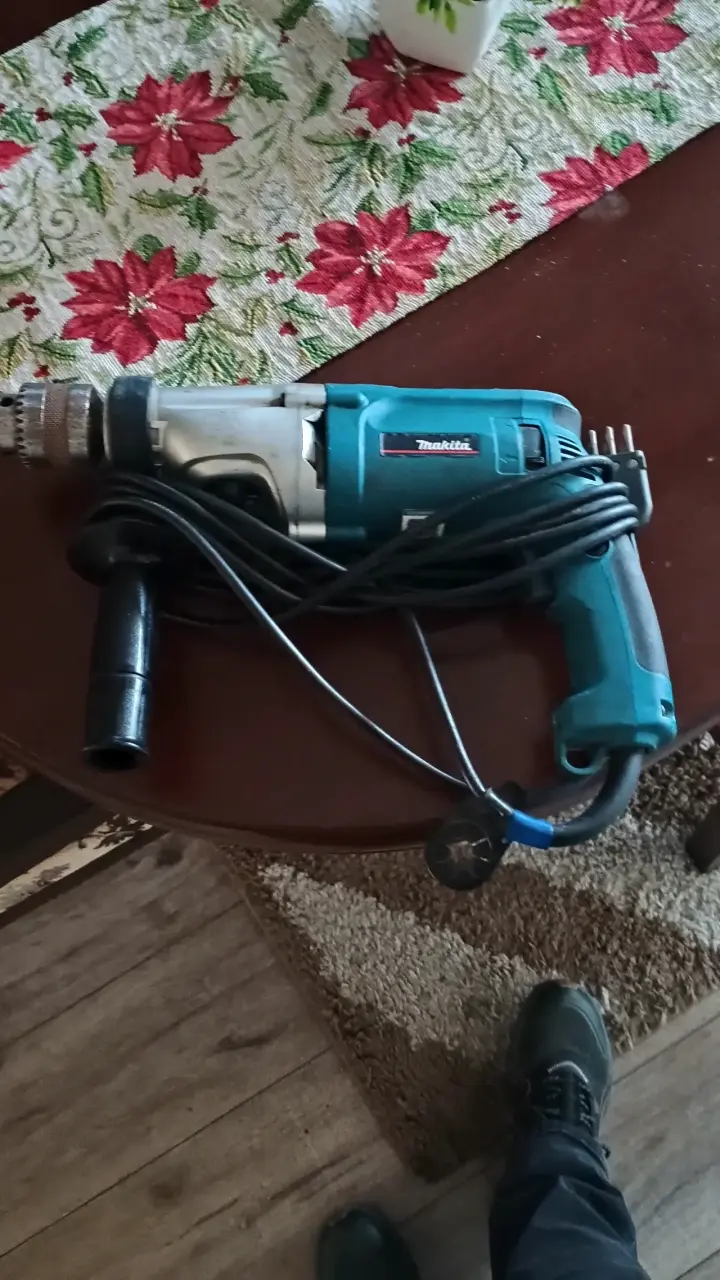 Taladro eléctrico Makita con cable - 1
