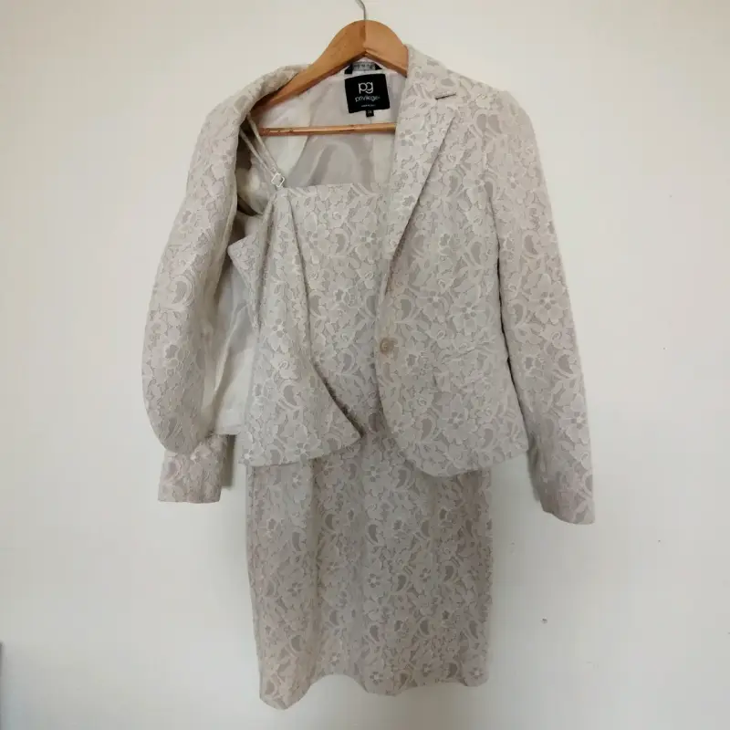 Conjunto de encaje beige con blazer y vestido - 1