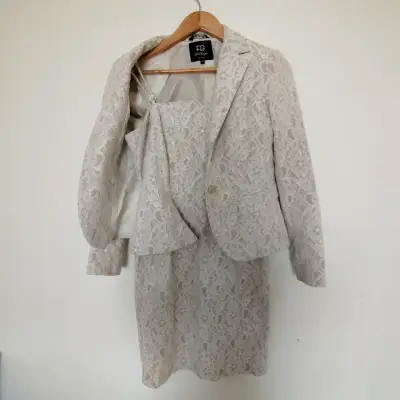 Conjunto de encaje beige con blazer y vestido - miniatura 1