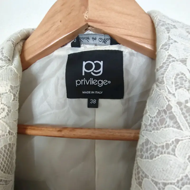 Conjunto de encaje beige con blazer y vestido - 2
