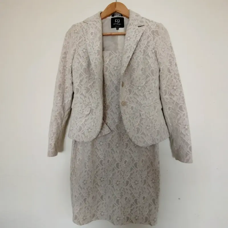 Conjunto de encaje beige con blazer y vestido - 3