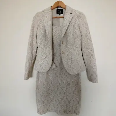 Conjunto de encaje beige con blazer y vestido - miniatura 3