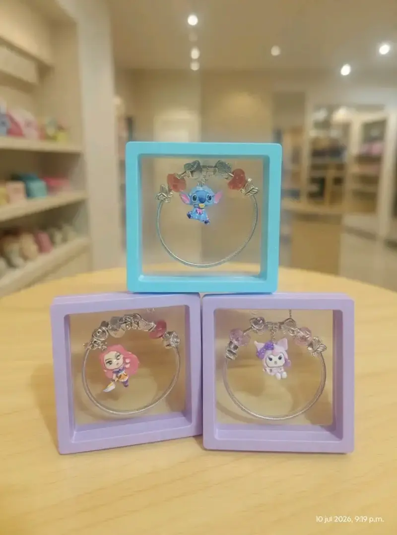 Pulseras con dijes de personajes animados
