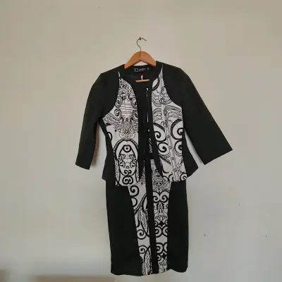 Vestido elegante con diseño geométrico Dotti - miniatura 2