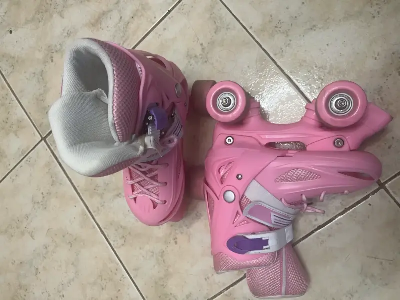 Patines rosados de cuatro ruedas para niña - 1