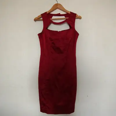 Vestido rojo elegante sin mangas - miniatura 1