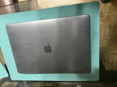 MacBook Pro en buen estado - miniatura 1