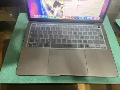 MacBook Pro en buen estado - miniatura 2