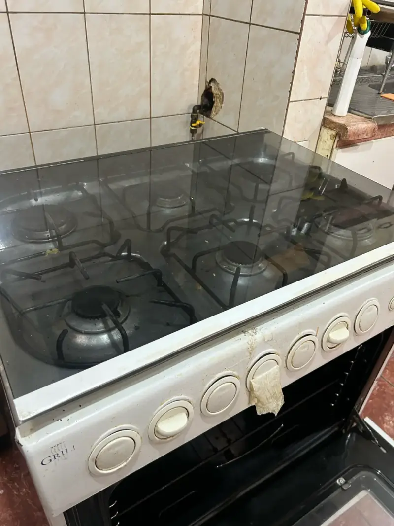 Cocina a gas con horno usada - 1