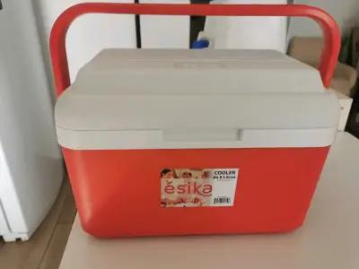 Cooler térmico Ésika 8 litros rojo - miniatura 5