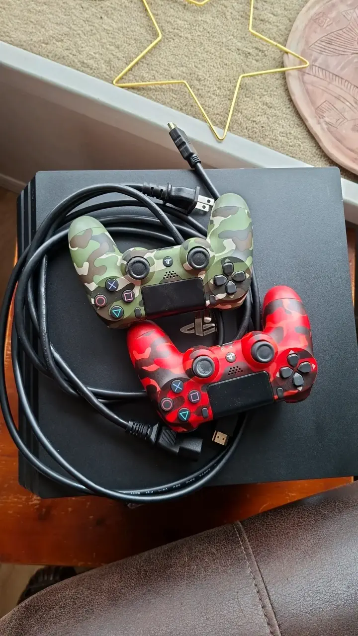 Consola Sony PlayStation 4 Pro 1TB +2 controles - 2