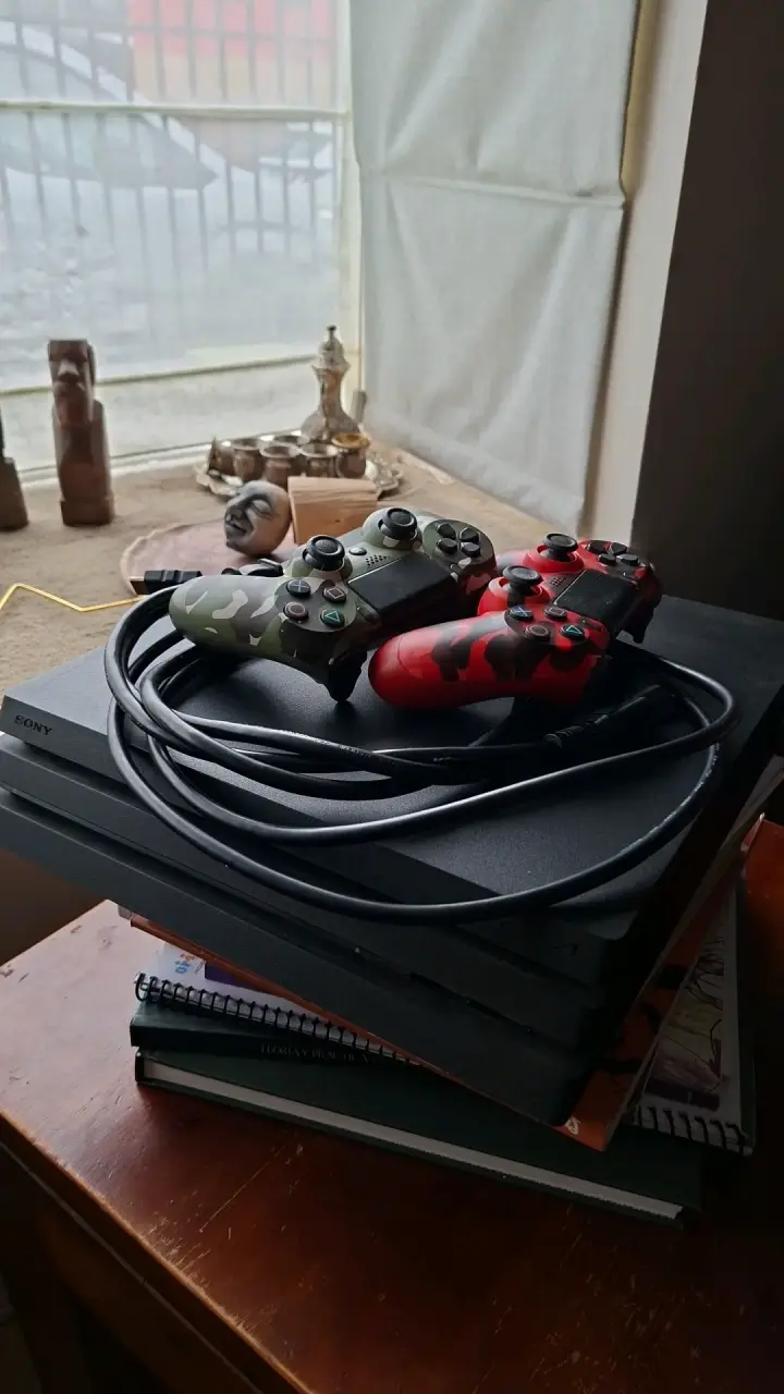 Consola Sony PlayStation 4 Pro 1TB +2 controles - 3