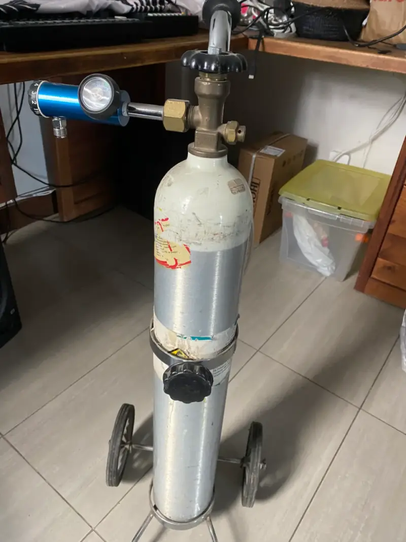 Cilindro de oxígeno con regulador y ruedas - 1