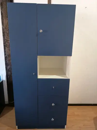 Armario azul con puertas y cajones - miniatura 1