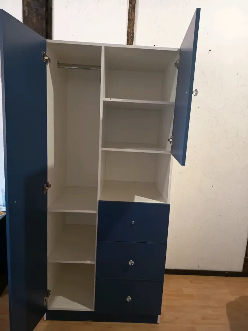 Armario azul con puertas y cajones - 2