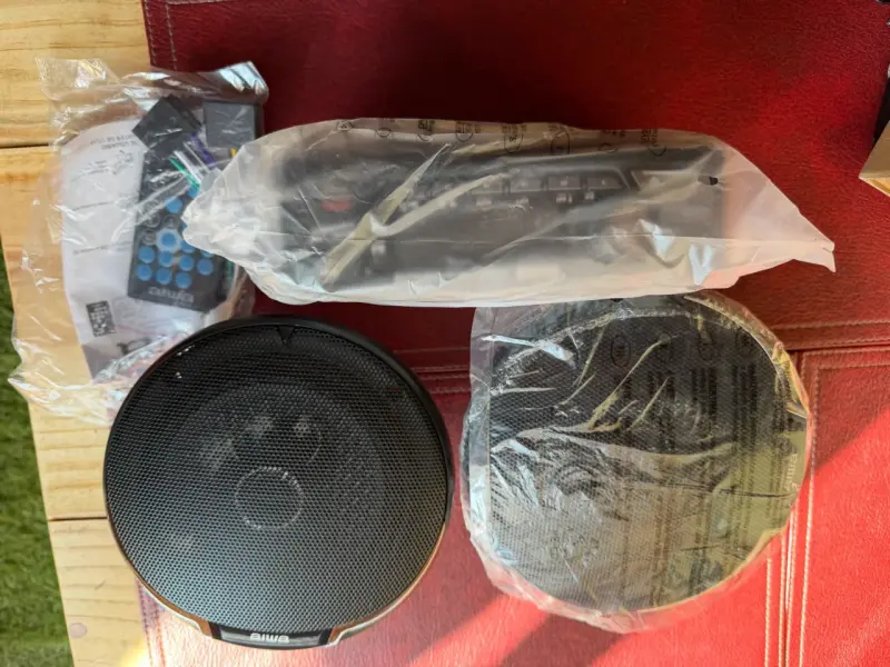 Set estéreo para auto Aiwa con parlantes 6.5" - 2
