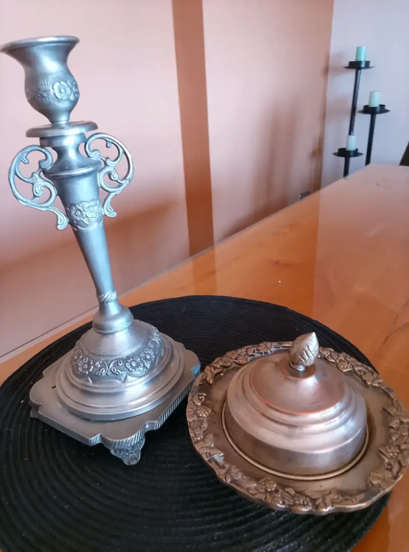 Candelabro y bandeja decorativa de metal
