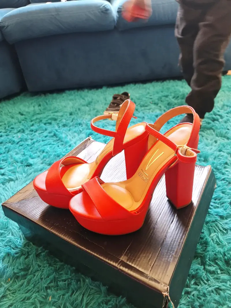 Sandalias de tacón alto rojas elegantes - 1