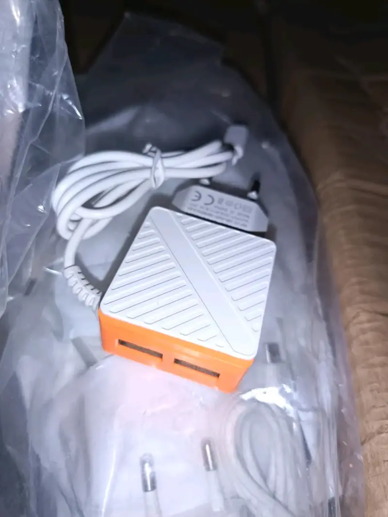 Cargador USB doble blanco y naranja - 1