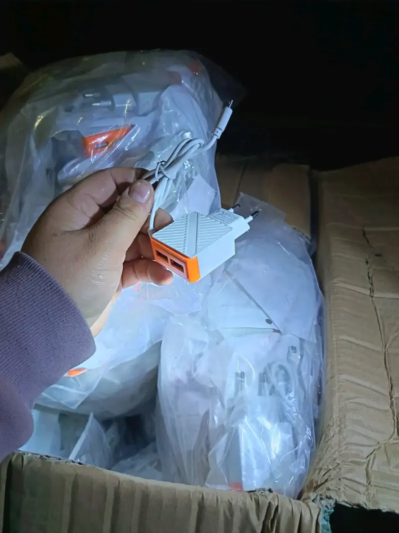 Cargador USB doble blanco y naranja - 2