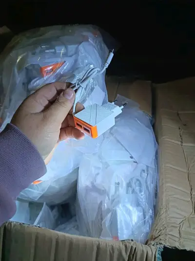Cargador USB doble blanco y naranja - miniatura 2