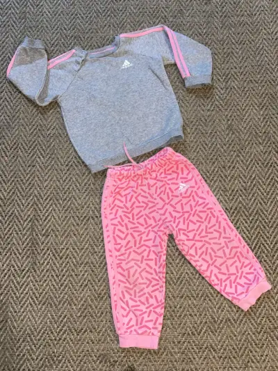 Conjunto deportivo infantil Adidas gris y rosado - miniatura 1