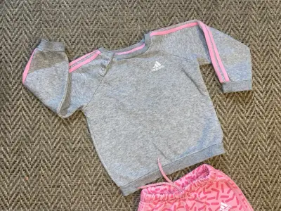 Conjunto deportivo infantil Adidas gris y rosado - miniatura 2