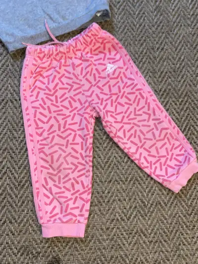 Conjunto deportivo infantil Adidas gris y rosado - miniatura 3