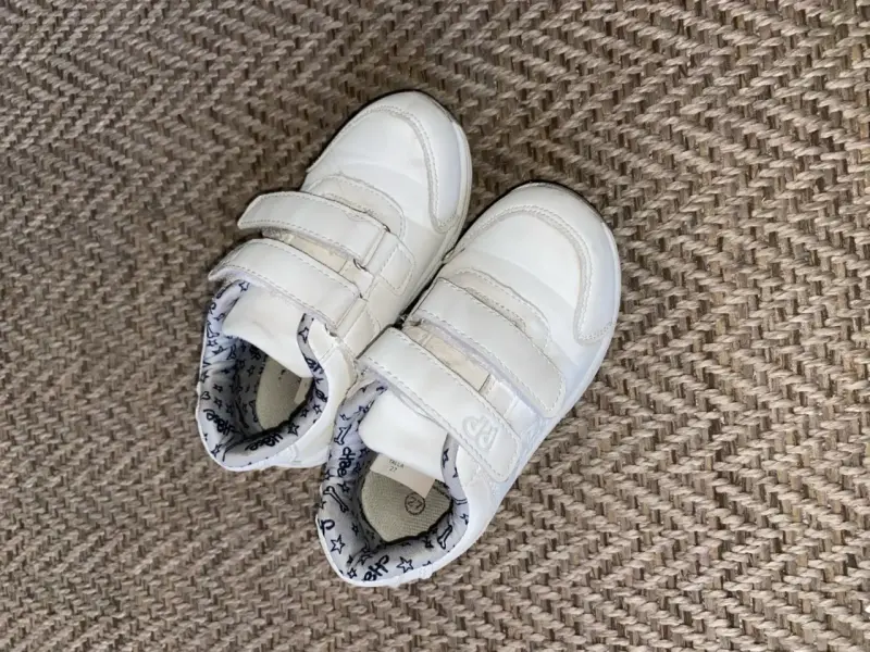 Zapatillas blancas de velcro para niños - 1