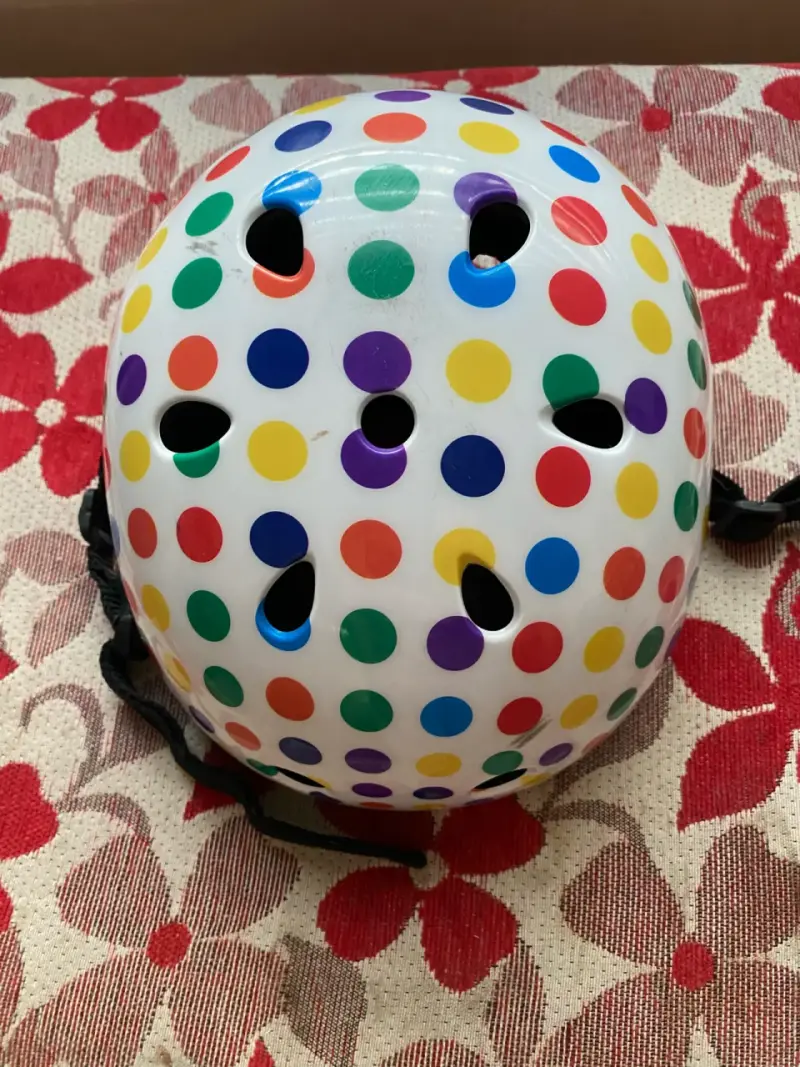 Casco infantil con diseño de lunares - 1
