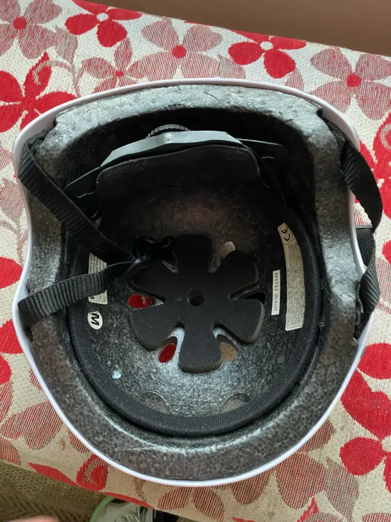 Casco infantil con diseño de lunares - 3