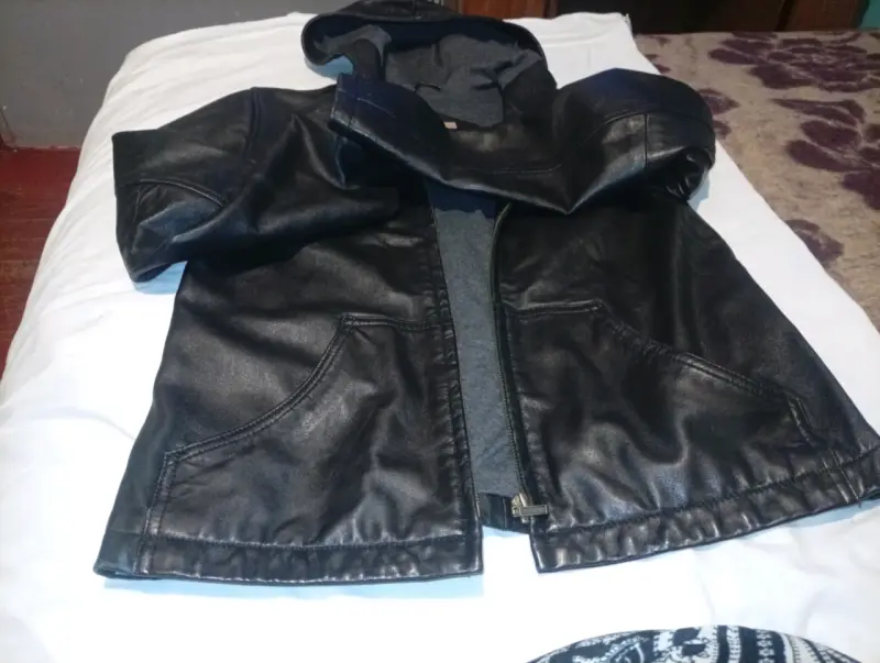 Chaqueta de cuero negra con capucha - 2