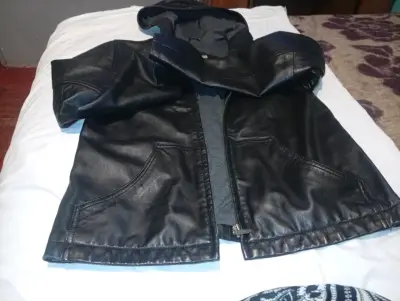 Chaqueta de cuero negra con capucha - miniatura 2